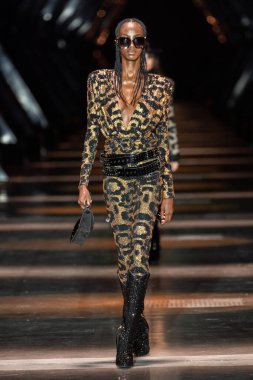 MILAN, ITALY - 25 Şubat 2023 'te Milan Moda Haftası Kadın Giyim / Kış 2023' te İtalya 'nın Milano kentinde düzenlenen Philipp Plein defilesinde bir model podyumda yürüyor.