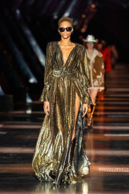 MILAN, ITALY - 25 Şubat 2023 'te Milan Moda Haftası Kadın Giyim / Kış 2023' te İtalya 'nın Milano kentinde düzenlenen Philipp Plein defilesinde bir model podyumda yürüyor.