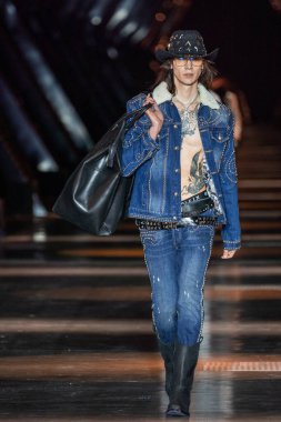 MILAN, ITALY - 25 Şubat 2023 'te Milan Moda Haftası Kadın Giyim / Kış 2023' te İtalya 'nın Milano kentinde düzenlenen Philipp Plein defilesinde bir model podyumda yürüyor.