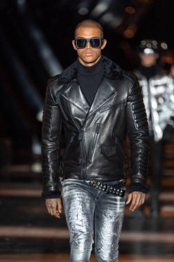 MILAN, ITALY - 25 Şubat 2023 'te Milan Moda Haftası Kadın Giyim / Kış 2023' te İtalya 'nın Milano kentinde düzenlenen Philipp Plein defilesinde bir model podyumda yürüyor.