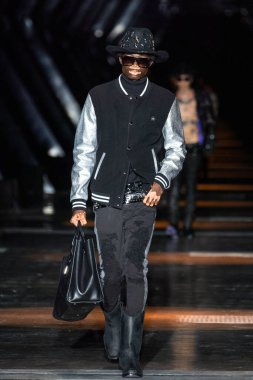 MILAN, ITALY - 25 Şubat 2023 'te Milan Moda Haftası Kadın Giyim / Kış 2023' te İtalya 'nın Milano kentinde düzenlenen Philipp Plein defilesinde bir model podyumda yürüyor.