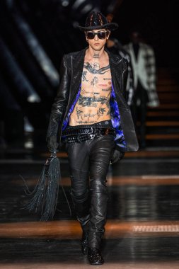 MILAN, ITALY - 25 Şubat 2023 'te Milan Moda Haftası Kadın Giyim / Kış 2023' te İtalya 'nın Milano kentinde düzenlenen Philipp Plein defilesinde bir model podyumda yürüyor.