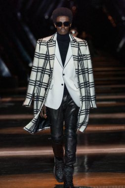 MILAN, ITALY - 25 Şubat 2023 'te Milan Moda Haftası Kadın Giyim / Kış 2023' te İtalya 'nın Milano kentinde düzenlenen Philipp Plein defilesinde bir model podyumda yürüyor.