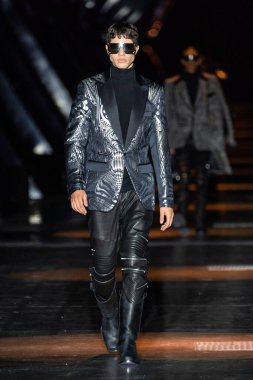 MILAN, ITALY - 25 Şubat 2023 'te Milan Moda Haftası Kadın Giyim / Kış 2023' te İtalya 'nın Milano kentinde düzenlenen Philipp Plein defilesinde bir model podyumda yürüyor.