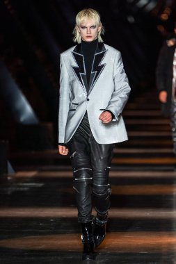 MILAN, ITALY - 25 Şubat 2023 'te Milan Moda Haftası Kadın Giyim / Kış 2023' te İtalya 'nın Milano kentinde düzenlenen Philipp Plein defilesinde bir model podyumda yürüyor.