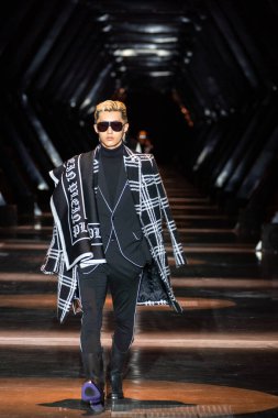 MILAN, ITALY - 25 Şubat 2023 'te Milan Moda Haftası Kadın Giyim / Kış 2023' te İtalya 'nın Milano kentinde düzenlenen Philipp Plein defilesinde bir model podyumda yürüyor.