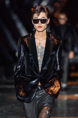 MILAN, ITALY - 25 Şubat 2023 'te Milan Moda Haftası Kadın Giyim / Kış 2023' te İtalya 'nın Milano kentinde düzenlenen Philipp Plein defilesinde bir model podyumda yürüyor.