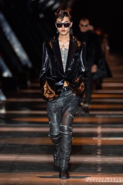 MILAN, ITALY - 25 Şubat 2023 'te Milan Moda Haftası Kadın Giyim / Kış 2023' te İtalya 'nın Milano kentinde düzenlenen Philipp Plein defilesinde bir model podyumda yürüyor.