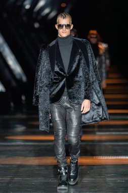 MILAN, ITALY - 25 Şubat 2023 'te Milan Moda Haftası Kadın Giyim / Kış 2023' te İtalya 'nın Milano kentinde düzenlenen Philipp Plein defilesinde bir model podyumda yürüyor.