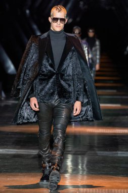 MILAN, ITALY - 25 Şubat 2023 'te Milan Moda Haftası Kadın Giyim / Kış 2023' te İtalya 'nın Milano kentinde düzenlenen Philipp Plein defilesinde bir model podyumda yürüyor.