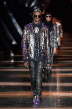 MILAN, ITALY - 25 Şubat 2023 'te Milan Moda Haftası Kadın Giyim / Kış 2023' te İtalya 'nın Milano kentinde düzenlenen Philipp Plein defilesinde bir model podyumda yürüyor.