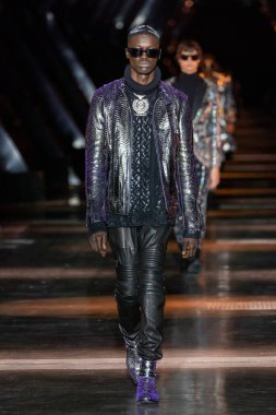 MILAN, ITALY - 25 Şubat 2023 'te Milan Moda Haftası Kadın Giyim / Kış 2023' te İtalya 'nın Milano kentinde düzenlenen Philipp Plein defilesinde bir model podyumda yürüyor.