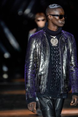 MILAN, ITALY - 25 Şubat 2023 'te Milan Moda Haftası Kadın Giyim / Kış 2023' te İtalya 'nın Milano kentinde düzenlenen Philipp Plein defilesinde bir model podyumda yürüyor.