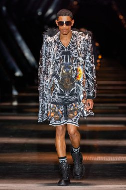 MILAN, ITALY - 25 Şubat 2023 'te Milan Moda Haftası Kadın Giyim / Kış 2023' te İtalya 'nın Milano kentinde düzenlenen Philipp Plein defilesinde bir model podyumda yürüyor.