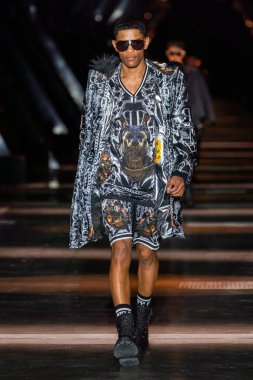 MILAN, ITALY - 25 Şubat 2023 'te Milan Moda Haftası Kadın Giyim / Kış 2023' te İtalya 'nın Milano kentinde düzenlenen Philipp Plein defilesinde bir model podyumda yürüyor.