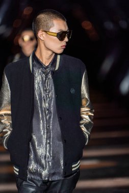 MILAN, ITALY - 25 Şubat 2023 'te Milan Moda Haftası Kadın Giyim / Kış 2023' te İtalya 'nın Milano kentinde düzenlenen Philipp Plein defilesinde bir model podyumda yürüyor.