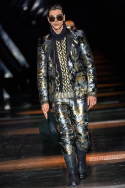 MILAN, ITALY - 25 Şubat 2023 'te Milan Moda Haftası Kadın Giyim / Kış 2023' te İtalya 'nın Milano kentinde düzenlenen Philipp Plein defilesinde bir model podyumda yürüyor.