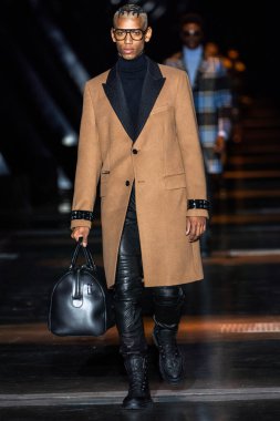 MILAN, ITALY - 25 Şubat 2023 'te Milan Moda Haftası Kadın Giyim / Kış 2023' te İtalya 'nın Milano kentinde düzenlenen Philipp Plein defilesinde bir model podyumda yürüyor.