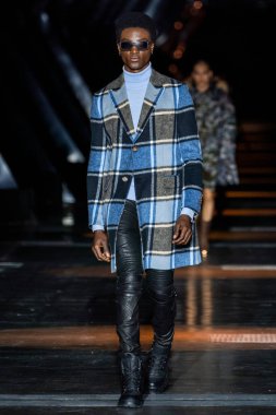 MILAN, ITALY - 25 Şubat 2023 'te Milan Moda Haftası Kadın Giyim / Kış 2023' te İtalya 'nın Milano kentinde düzenlenen Philipp Plein defilesinde bir model podyumda yürüyor.