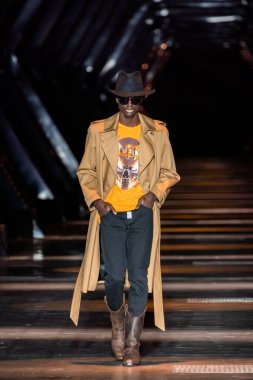 MILAN, ITALY - 25 Şubat 2023 'te Milan Moda Haftası Kadın Giyim / Kış 2023' te İtalya 'nın Milano kentinde düzenlenen Philipp Plein defilesinde bir model podyumda yürüyor.