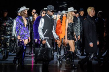 MİLAN, İTALYA - 25 Şubat 2023 'te Milan Moda Haftası Kadın Giyim / Kış 2023' te İtalya 'nın Milano kentinde düzenlenen Philipp Plein moda gösterisinde mankenler podyum finalinde yürür..