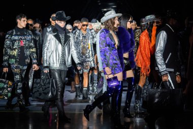 MİLAN, İTALYA - 25 Şubat 2023 'te Milan Moda Haftası Kadın Giyim / Kış 2023' te İtalya 'nın Milano kentinde düzenlenen Philipp Plein moda gösterisinde mankenler podyum finalinde yürür..