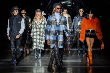 MİLAN, İTALYA - 25 Şubat 2023 'te Milan Moda Haftası Kadın Giyim / Kış 2023' te İtalya 'nın Milano kentinde düzenlenen Philipp Plein moda gösterisinde mankenler podyum finalinde yürür..