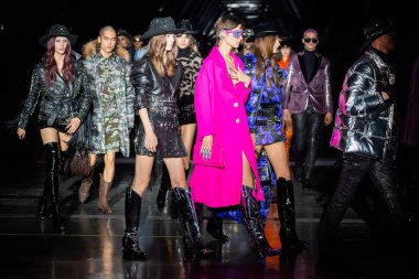 MİLAN, İTALYA - 25 Şubat 2023 'te Milan Moda Haftası Kadın Giyim / Kış 2023' te İtalya 'nın Milano kentinde düzenlenen Philipp Plein moda gösterisinde mankenler podyum finalinde yürür..