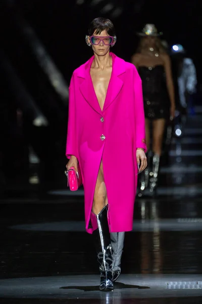 Mailand Italien Februar Ein Model Läuft Bei Der Modenschau Von — Stockfoto