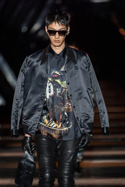 MILAN, ITALY - 25 Şubat 2023 'te Milan Moda Haftası Kadın Giyim / Kış 2023' te İtalya 'nın Milano kentinde düzenlenen Philipp Plein defilesinde bir model podyumda yürüyor.