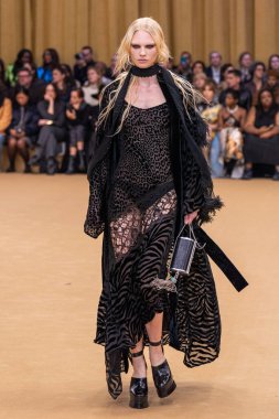 22 Şubat 2023 'te Milano Moda Haftası Kadın Giyim / Kış 2023' te İtalya 'nın Milano kentinde düzenlenen Roberto Cavalli defilesinde bir model podyumda yürüyor..