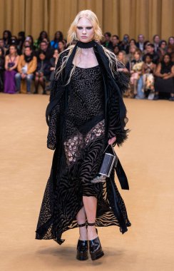 22 Şubat 2023 'te Milano Moda Haftası Kadın Giyim / Kış 2023' te İtalya 'nın Milano kentinde düzenlenen Roberto Cavalli defilesinde bir model podyumda yürüyor..