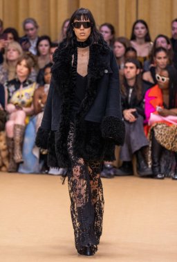 22 Şubat 2023 'te Milano Moda Haftası Kadın Giyim / Kış 2023' te İtalya 'nın Milano kentinde düzenlenen Roberto Cavalli defilesinde bir model podyumda yürüyor..