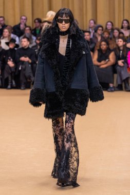 22 Şubat 2023 'te Milano Moda Haftası Kadın Giyim / Kış 2023' te İtalya 'nın Milano kentinde düzenlenen Roberto Cavalli defilesinde bir model podyumda yürüyor..