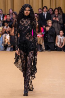 22 Şubat 2023 'te Milano Moda Haftası Kadın Giyim / Kış 2023' te İtalya 'nın Milano kentinde düzenlenen Roberto Cavalli defilesinde bir model podyumda yürüyor..
