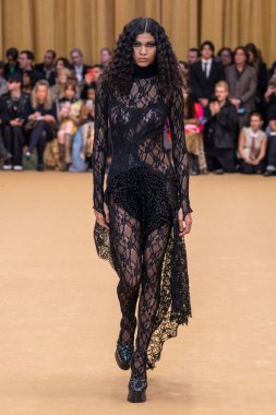 22 Şubat 2023 'te Milano Moda Haftası Kadın Giyim / Kış 2023' te İtalya 'nın Milano kentinde düzenlenen Roberto Cavalli defilesinde bir model podyumda yürüyor..