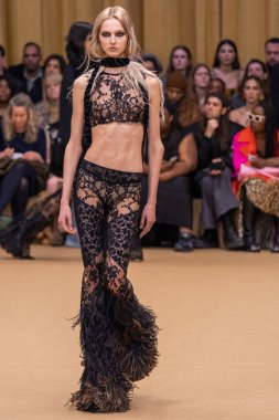 22 Şubat 2023 'te Milano Moda Haftası Kadın Giyim / Kış 2023' te İtalya 'nın Milano kentinde düzenlenen Roberto Cavalli defilesinde bir model podyumda yürüyor..