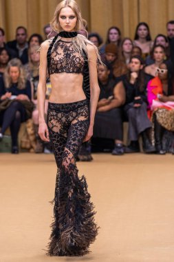 22 Şubat 2023 'te Milano Moda Haftası Kadın Giyim / Kış 2023' te İtalya 'nın Milano kentinde düzenlenen Roberto Cavalli defilesinde bir model podyumda yürüyor..