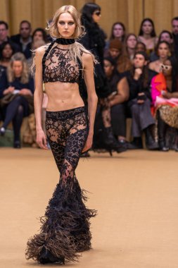 22 Şubat 2023 'te Milano Moda Haftası Kadın Giyim / Kış 2023' te İtalya 'nın Milano kentinde düzenlenen Roberto Cavalli defilesinde bir model podyumda yürüyor..