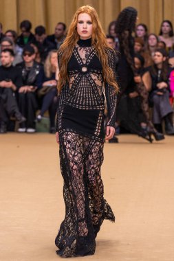 22 Şubat 2023 'te Milano Moda Haftası Kadın Giyim / Kış 2023' te İtalya 'nın Milano kentinde düzenlenen Roberto Cavalli defilesinde bir model podyumda yürüyor..