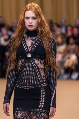 22 Şubat 2023 'te Milano Moda Haftası Kadın Giyim / Kış 2023' te İtalya 'nın Milano kentinde düzenlenen Roberto Cavalli defilesinde bir model podyumda yürüyor..