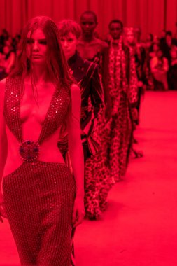 MİLAN, İTALYA 22 Şubat 2023 'te Milano Moda Haftası Kadın Giyim / Kış 2023' te İtalya 'nın Milano kentinde düzenlenen Roberto Cavalli defilesinde mankenler podyum finalinde yürür..