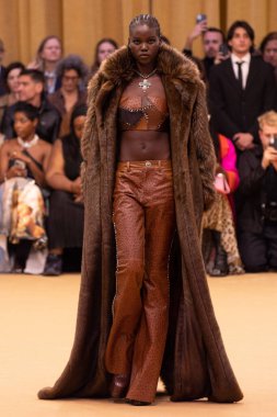 MILAN, ITALY - 22 Şubat 2023 'te Milano Moda Haftası Kadın Giyim / Kış 2023' te İtalya 'nın Milano kentinde düzenlenen Roberto Cavalli defilesinde Adut Akech podyumda yürüyor..