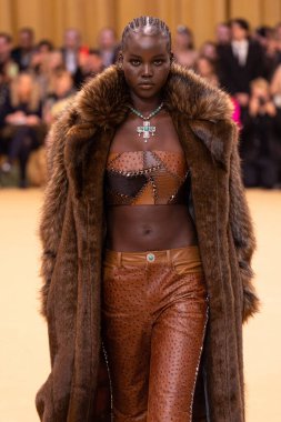 MILAN, ITALY - 22 Şubat 2023 'te Milano Moda Haftası Kadın Giyim / Kış 2023' te İtalya 'nın Milano kentinde düzenlenen Roberto Cavalli defilesinde Adut Akech podyumda yürüyor..