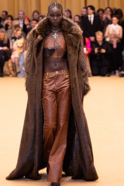 MILAN, ITALY - 22 Şubat 2023 'te Milano Moda Haftası Kadın Giyim / Kış 2023' te İtalya 'nın Milano kentinde düzenlenen Roberto Cavalli defilesinde Adut Akech podyumda yürüyor..