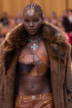 22 Şubat 2023 'te Milano Moda Haftası Kadın Giyim / Kış 2023' te İtalya 'nın Milano kentinde düzenlenen Roberto Cavalli defilesinde bir model podyumda yürüyor..