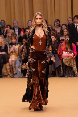 22 Şubat 2023 'te Milano Moda Haftası Kadın Giyim / Kış 2023' te İtalya 'nın Milano kentinde düzenlenen Roberto Cavalli defilesinde bir model podyumda yürüyor..