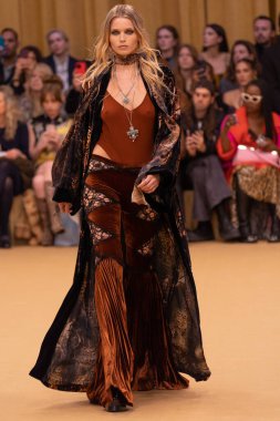 22 Şubat 2023 'te Milano Moda Haftası Kadın Giyim / Kış 2023' te İtalya 'nın Milano kentinde düzenlenen Roberto Cavalli defilesinde bir model podyumda yürüyor..