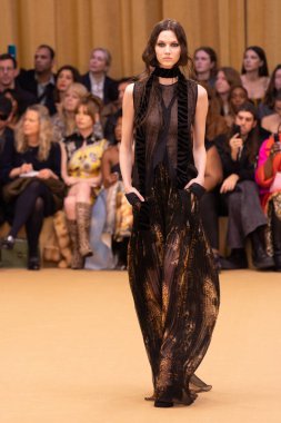 22 Şubat 2023 'te Milano Moda Haftası Kadın Giyim / Kış 2023' te İtalya 'nın Milano kentinde düzenlenen Roberto Cavalli defilesinde bir model podyumda yürüyor..