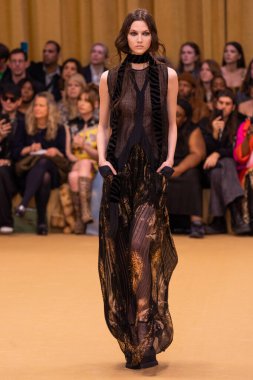 22 Şubat 2023 'te Milano Moda Haftası Kadın Giyim / Kış 2023' te İtalya 'nın Milano kentinde düzenlenen Roberto Cavalli defilesinde bir model podyumda yürüyor..